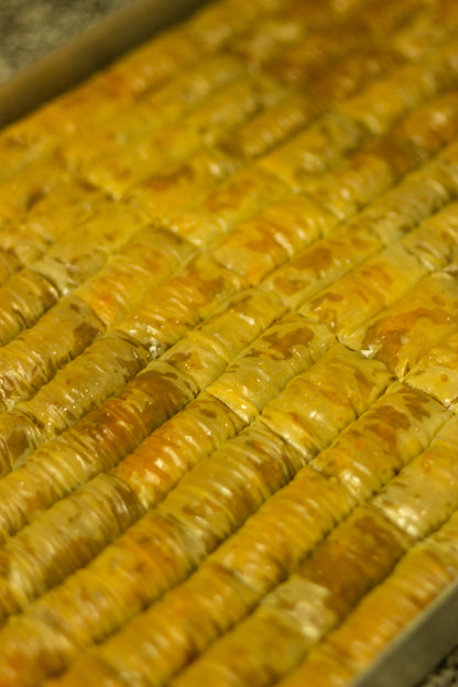 Baklawa w kształcie paluszek z orzechami włoskimi